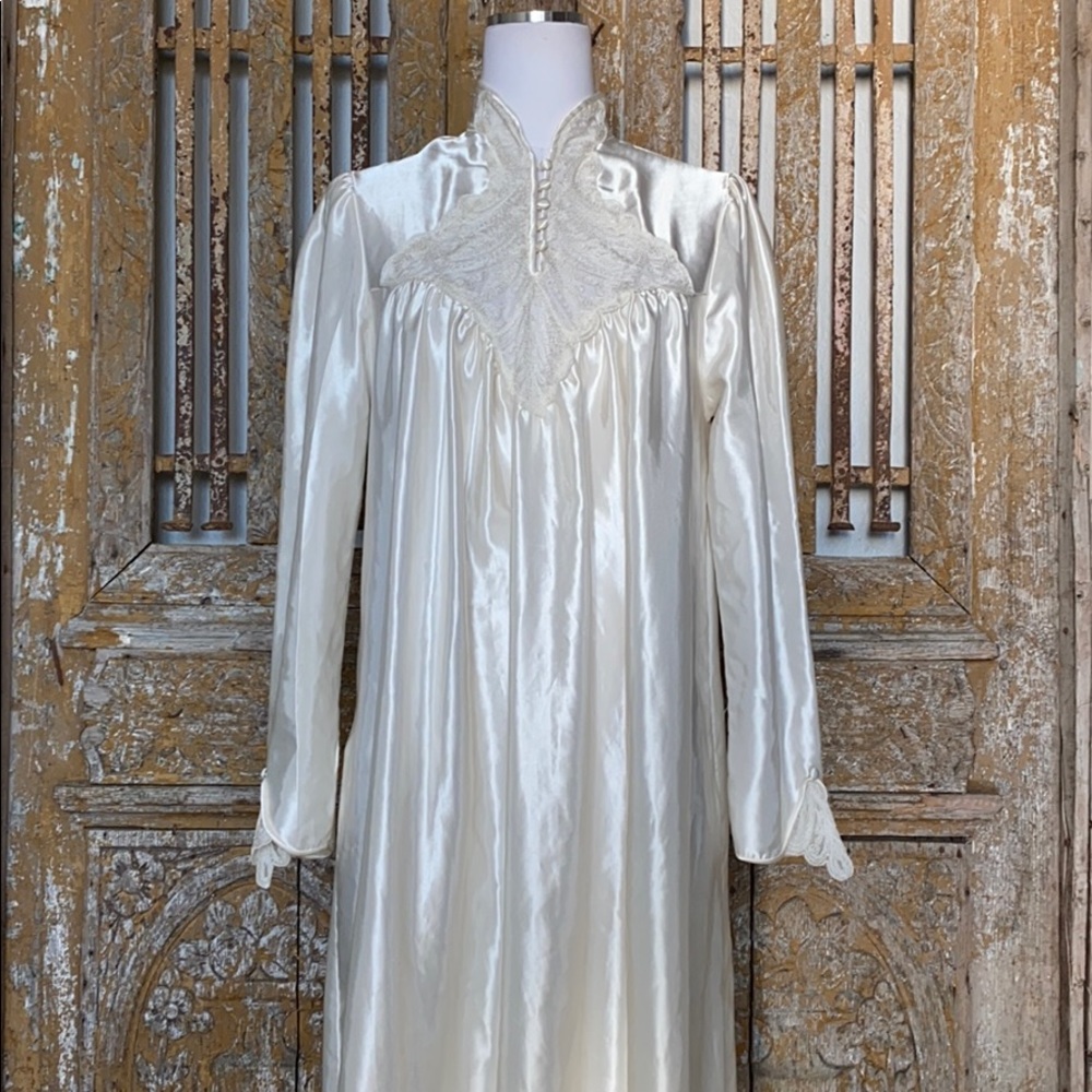 DONNA RICHARDS OFF WHITE SATIN ROMANTIC NIGHTGOWN